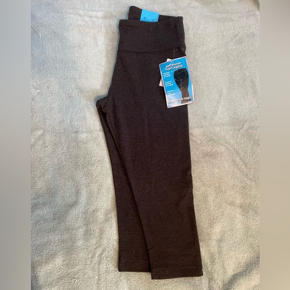 New w/tags Capri workout leggings size Medium - Picture 1 of 1